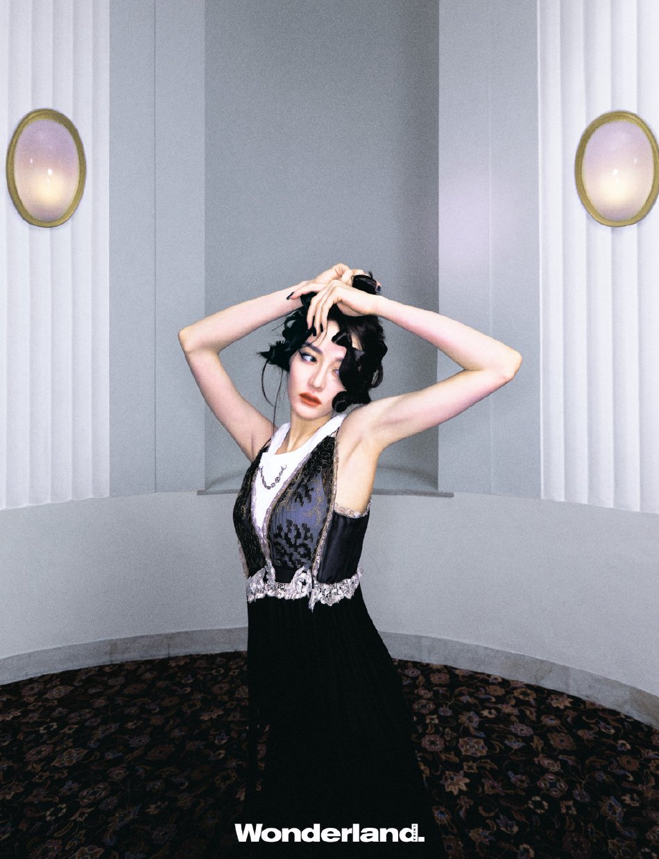 迪丽热巴全黑造型化身猫系少女