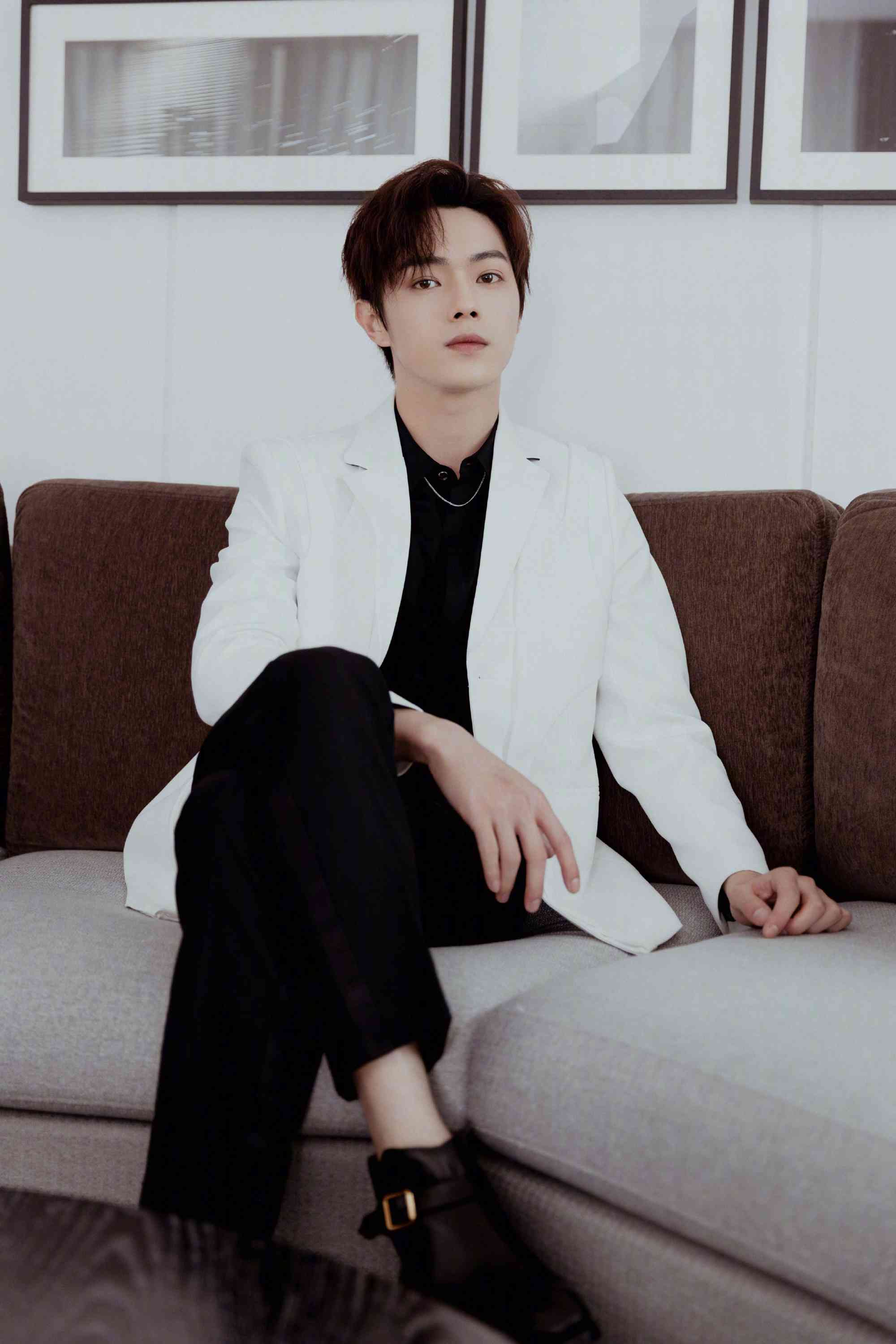 许凯西装造型尽显成熟稳重写真