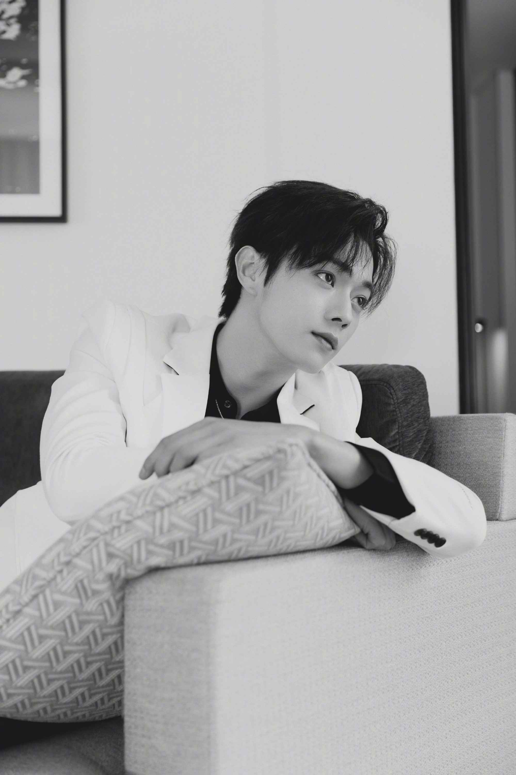 许凯西装造型尽显成熟稳重写真