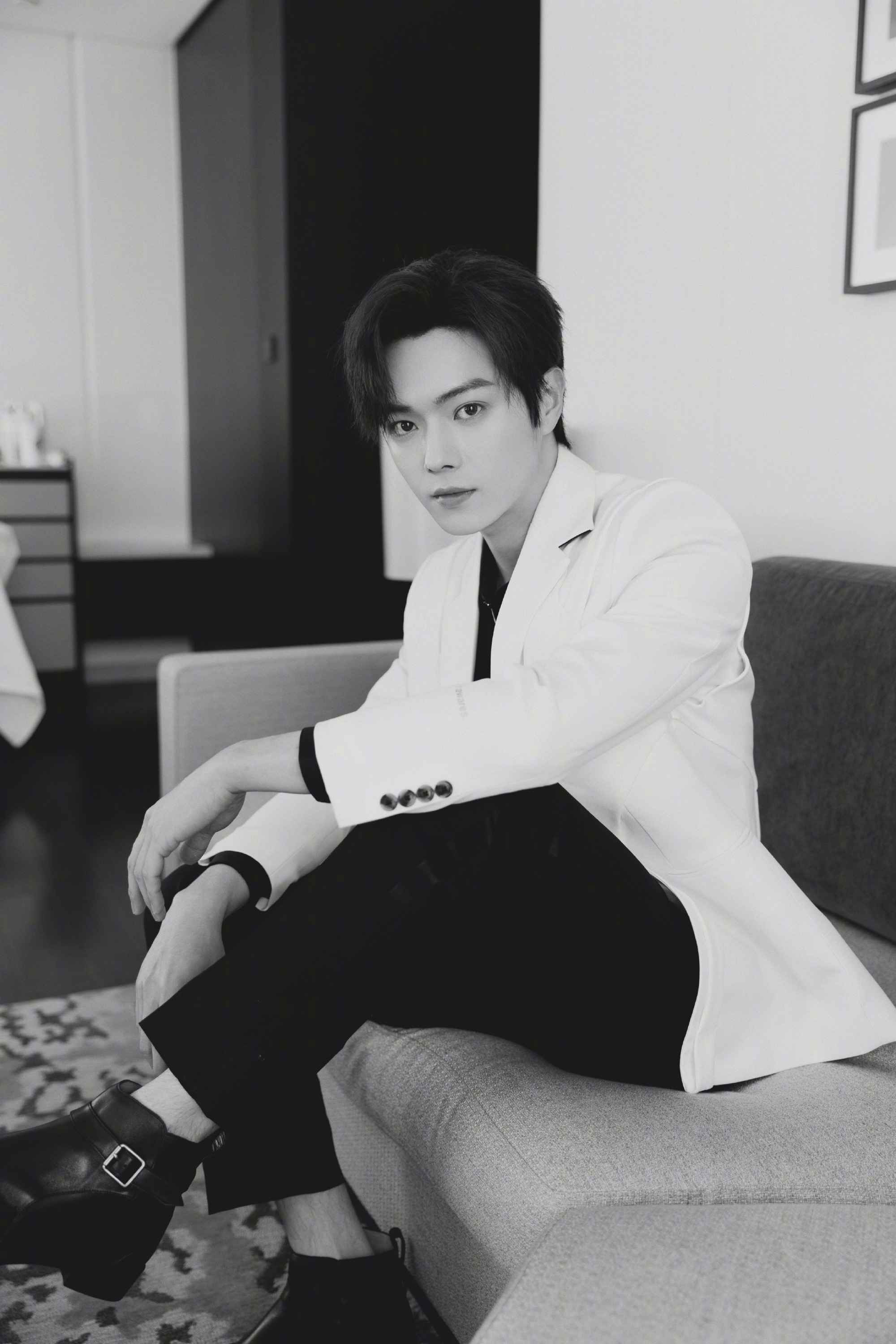 许凯西装造型尽显成熟稳重写真