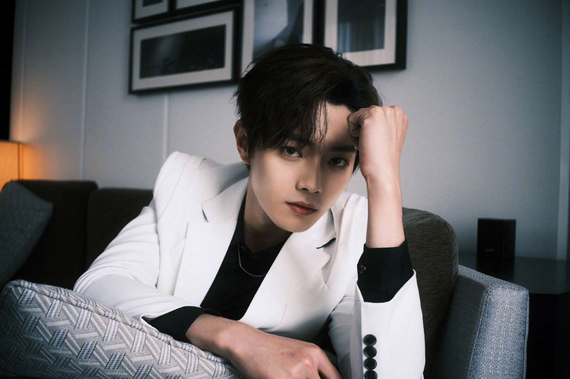 许凯西装造型尽显成熟稳重写真