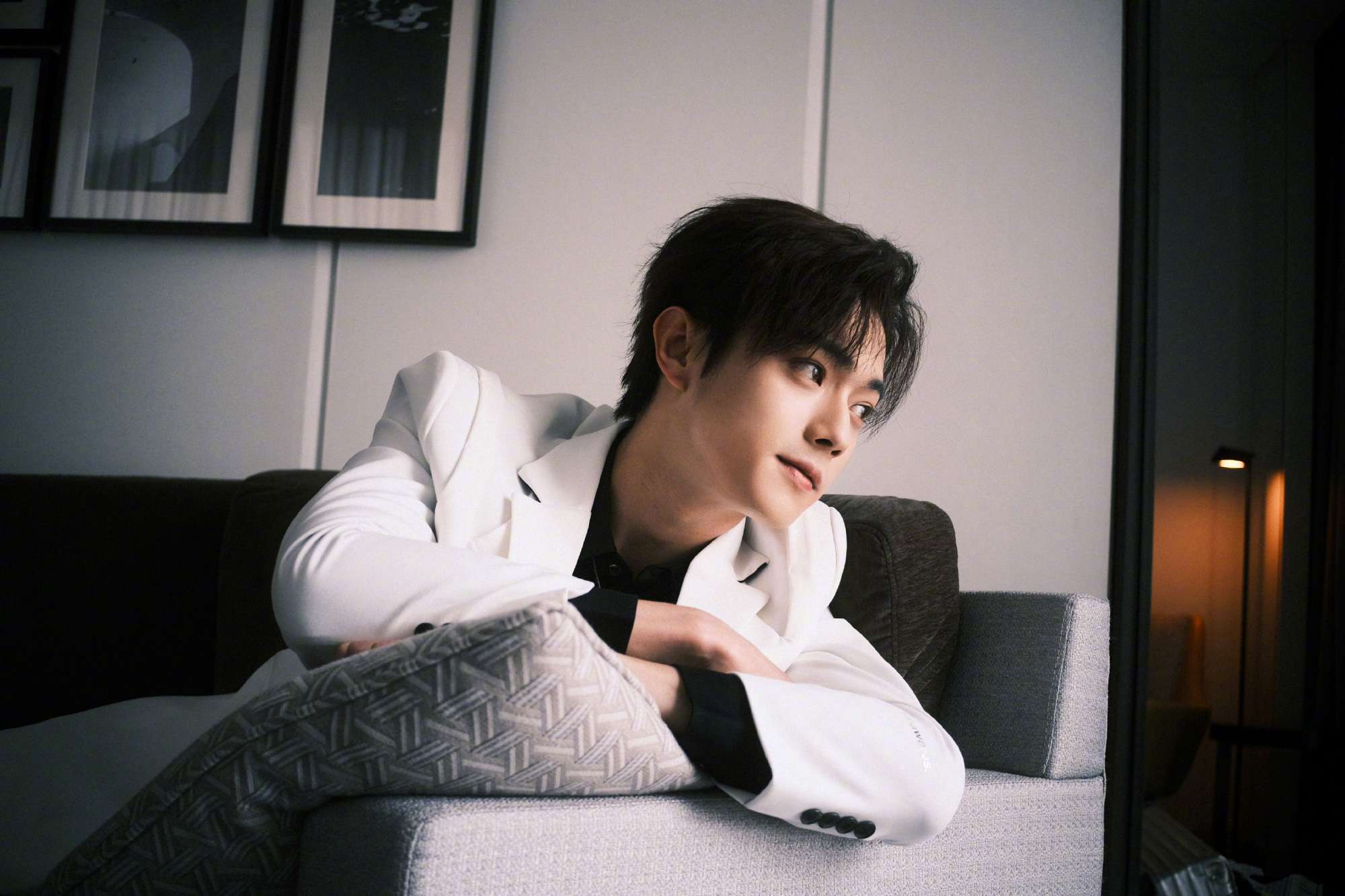 许凯西装造型尽显成熟稳重写真