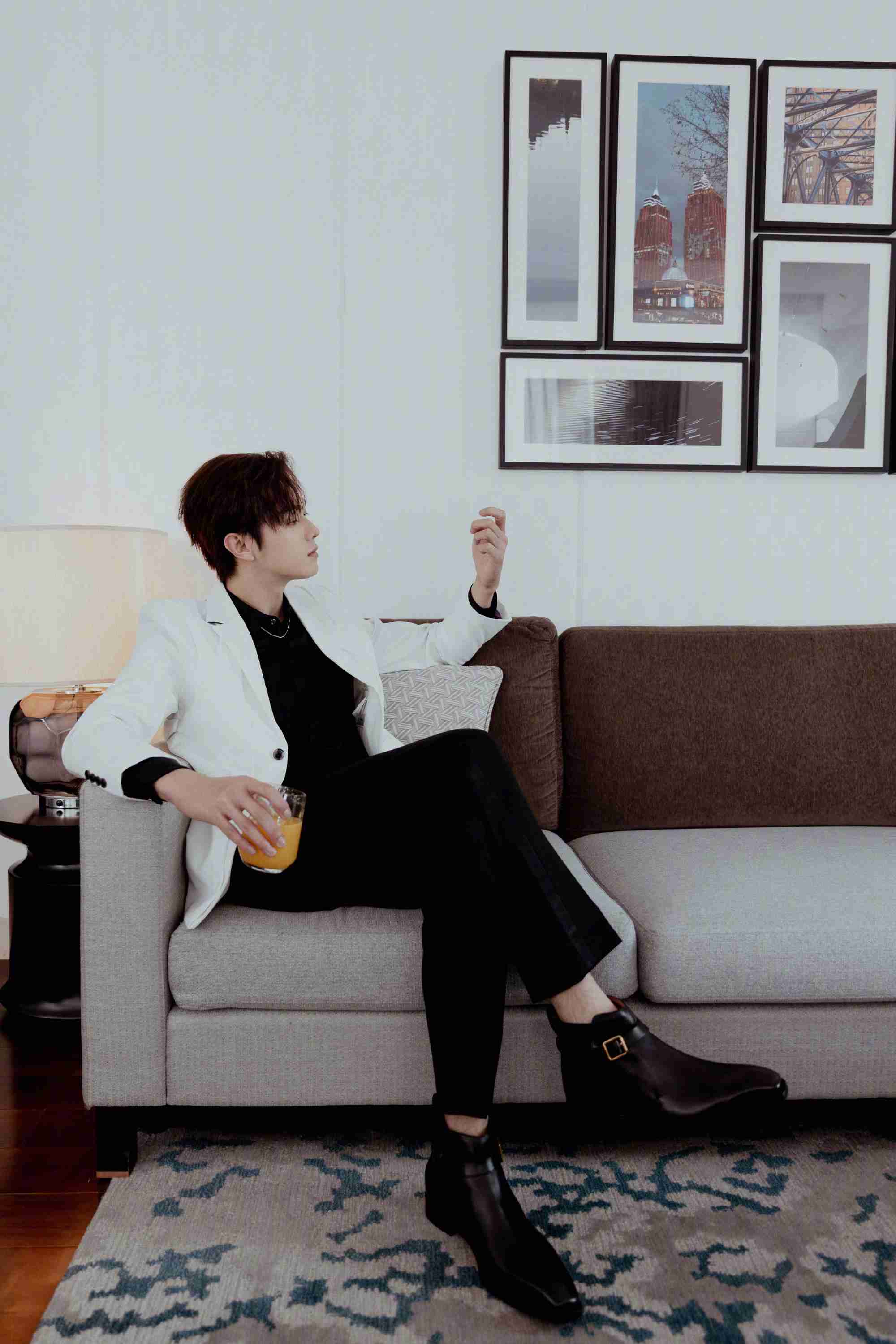 许凯西装造型尽显成熟稳重写真