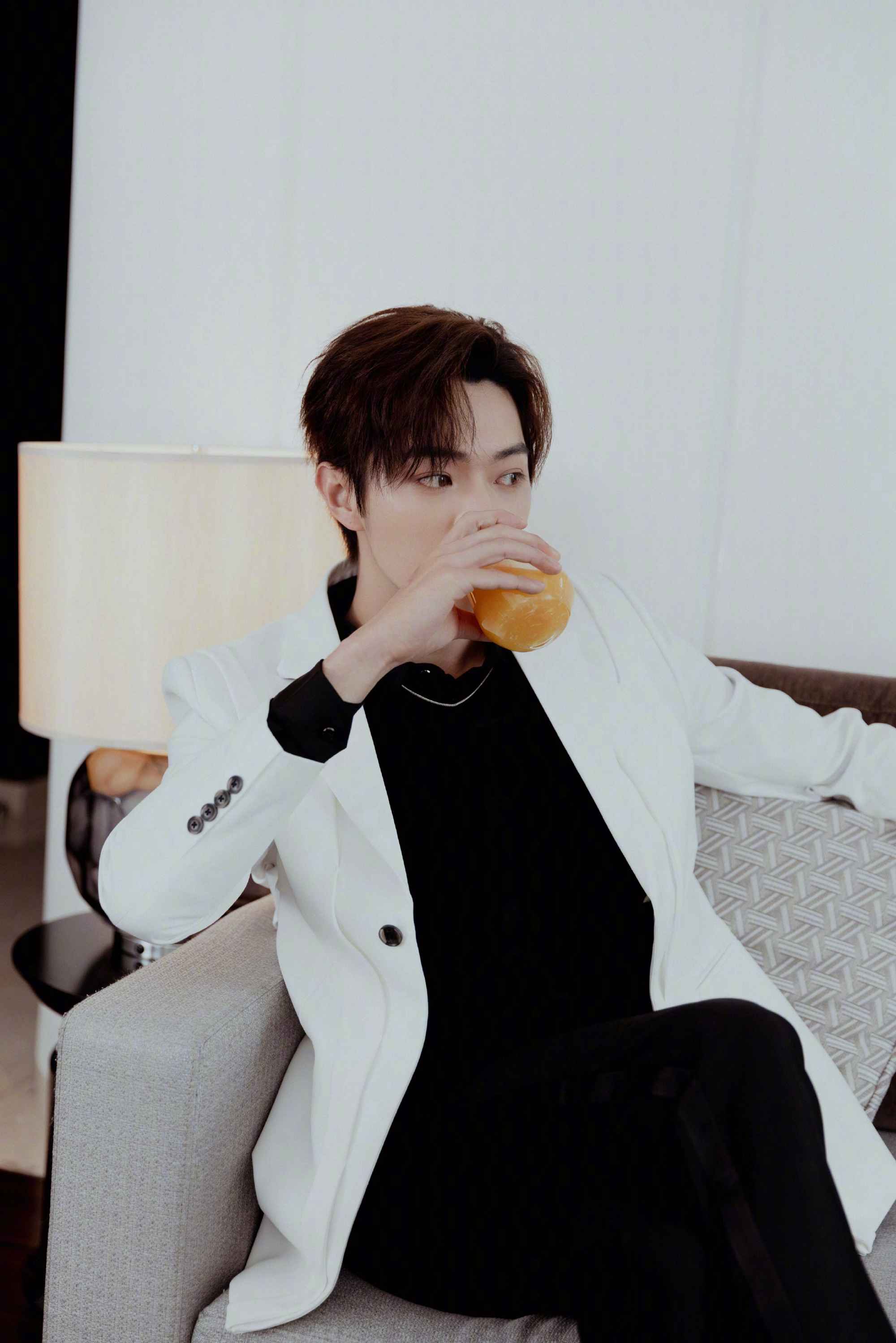 许凯西装造型尽显成熟稳重写真