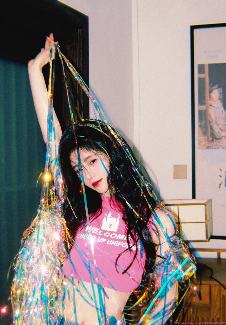 鞠婧t换妆容了白色深v纱裙好仙图片