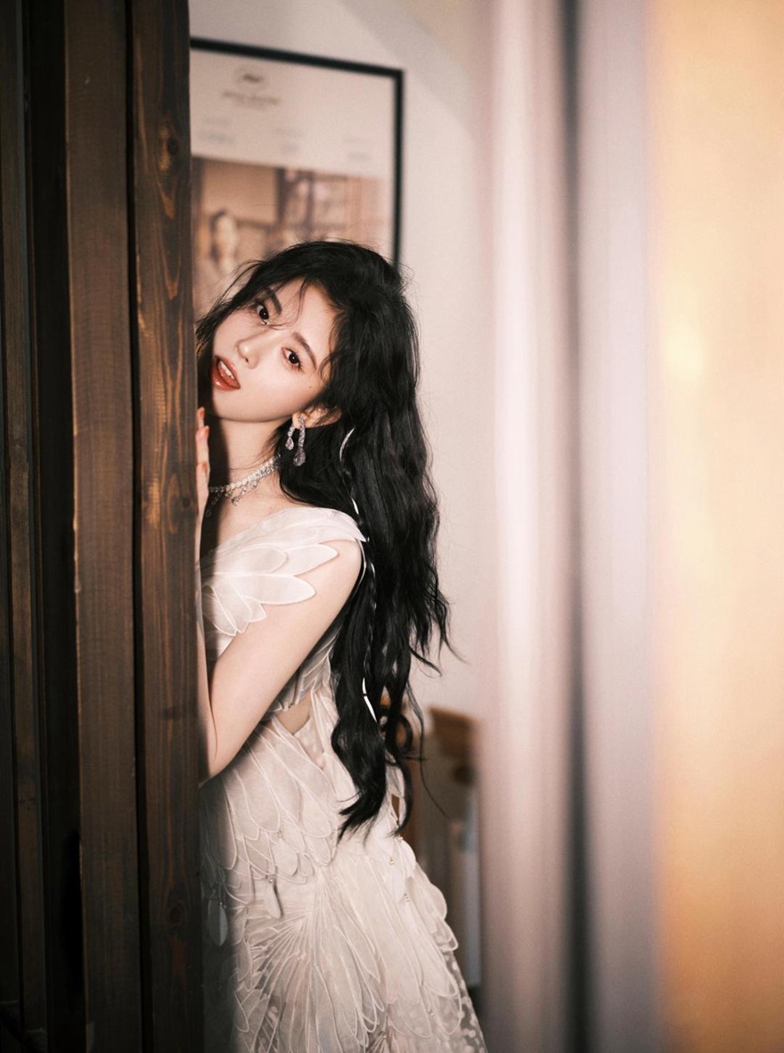 鞠婧t换妆容了白色深v纱裙好仙图片