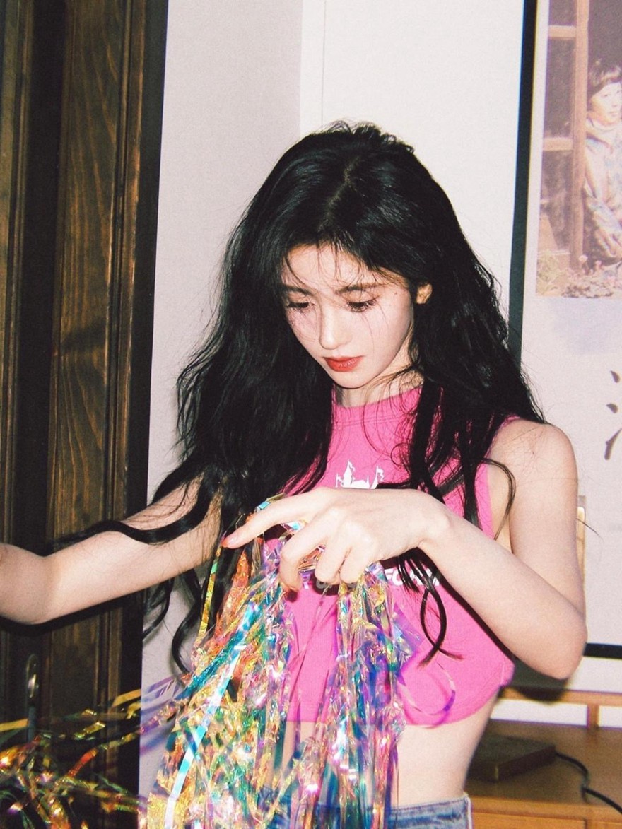 鞠婧t换妆容了白色深v纱裙好仙图片