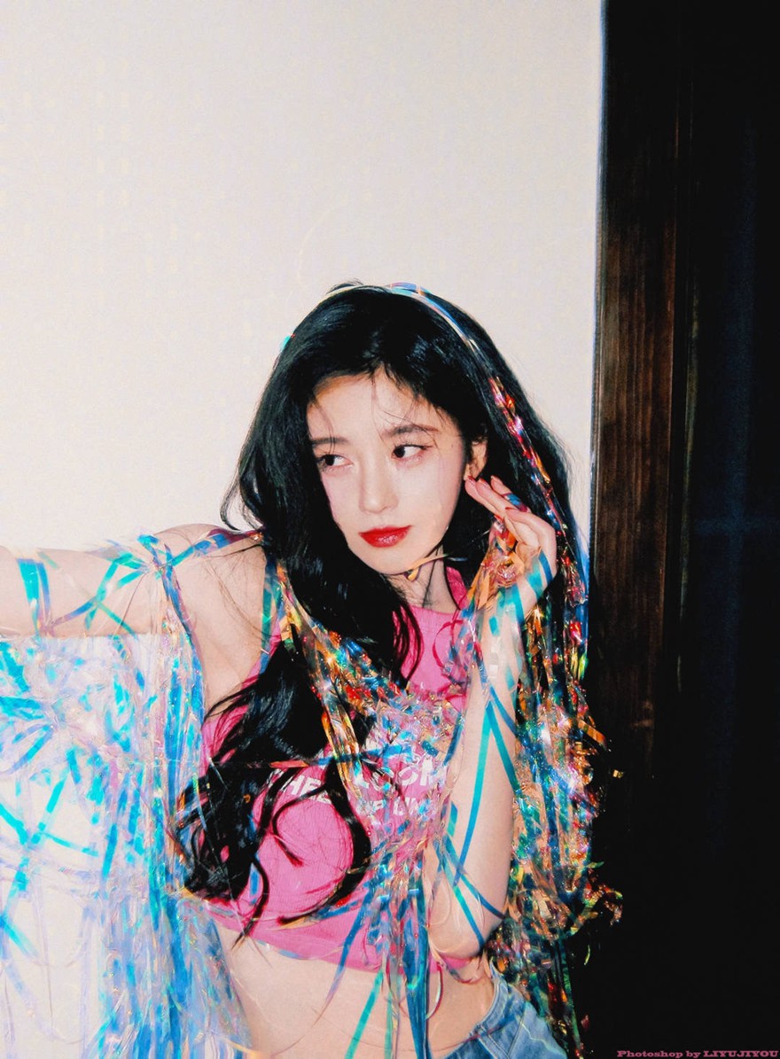 鞠婧t换妆容了白色深v纱裙好仙图片