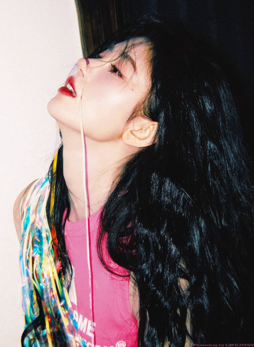 鞠婧t换妆容了白色深v纱裙好仙图片