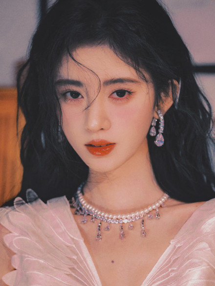 鞠婧t换妆容了白色深v纱裙好仙图片