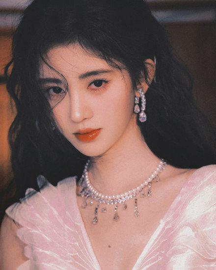 鞠婧t换妆容了白色深v纱裙好仙图片