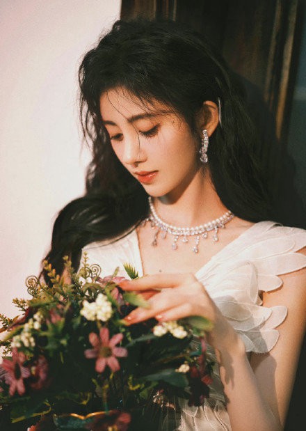 鞠婧t换妆容了白色深v纱裙好仙图片