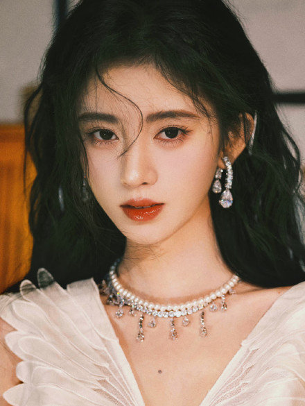 鞠婧t换妆容了白色深v纱裙好仙图片