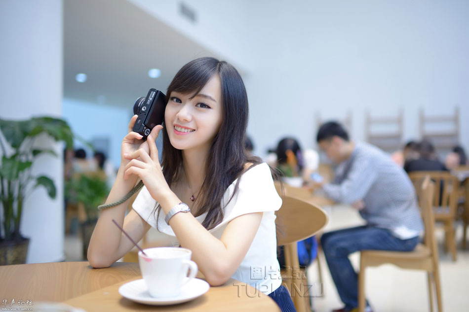 女孩惬意午后 清纯嘟嘴照