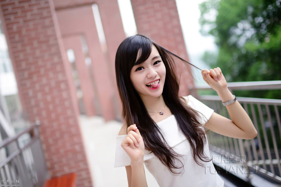 女孩惬意午后 清纯嘟嘴照