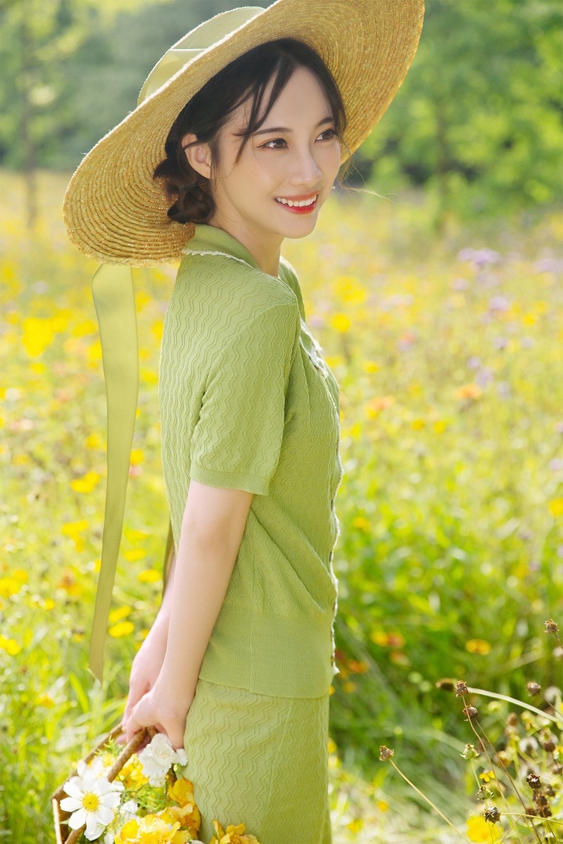 草帽美眉韩版连衣裙红唇雪肤唯美花海美女极度销魂图