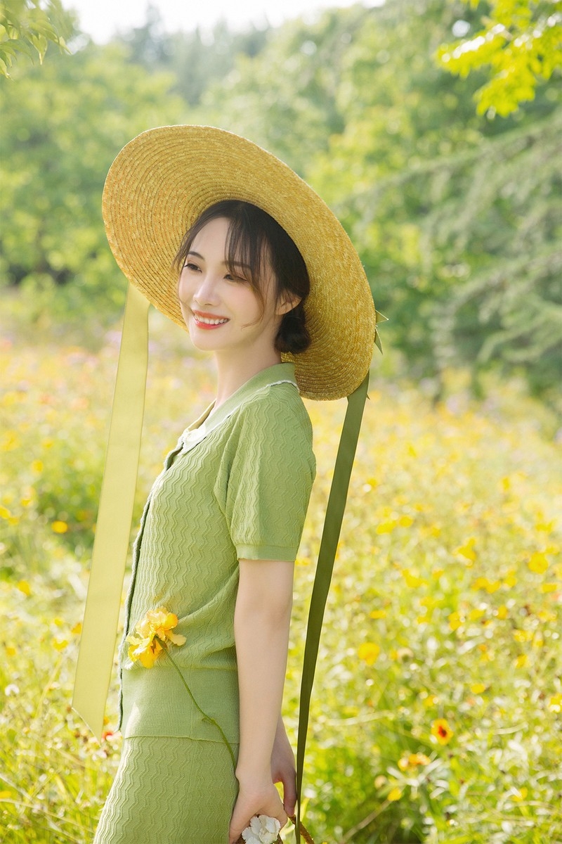 草帽美眉韩版连衣裙红唇雪肤唯美花海美女极度销魂图