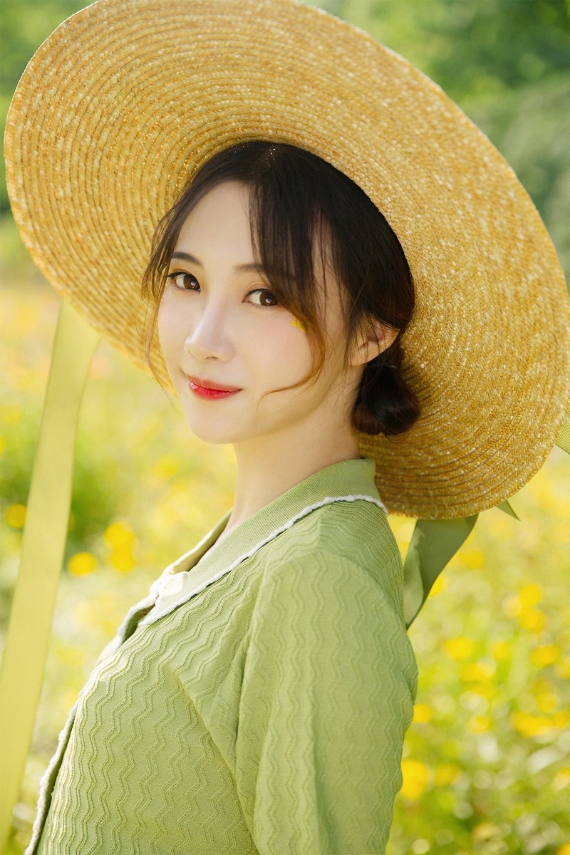 草帽美眉韩版连衣裙红唇雪肤唯美花海美女极度销魂图