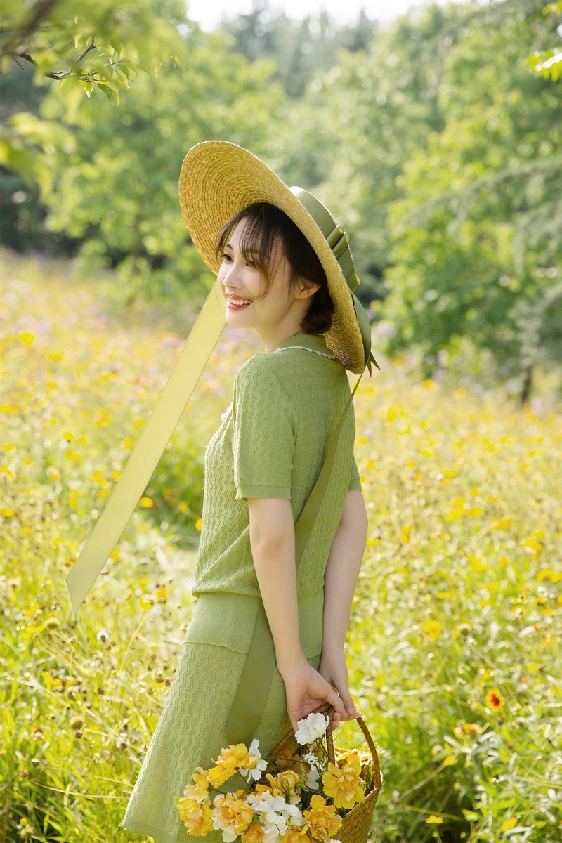 草帽美眉韩版连衣裙红唇雪肤唯美花海美女极度销魂图