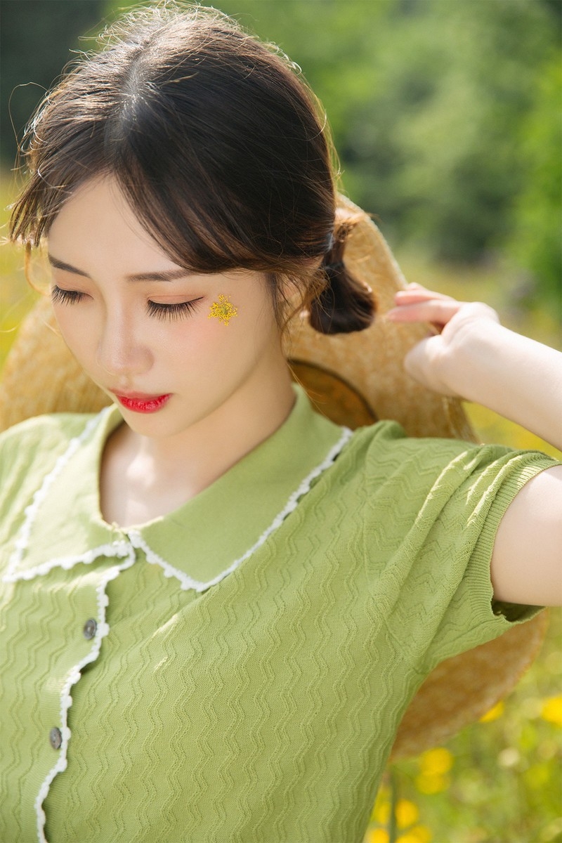 草帽美眉韩版连衣裙红唇雪肤唯美花海美女极度销魂图