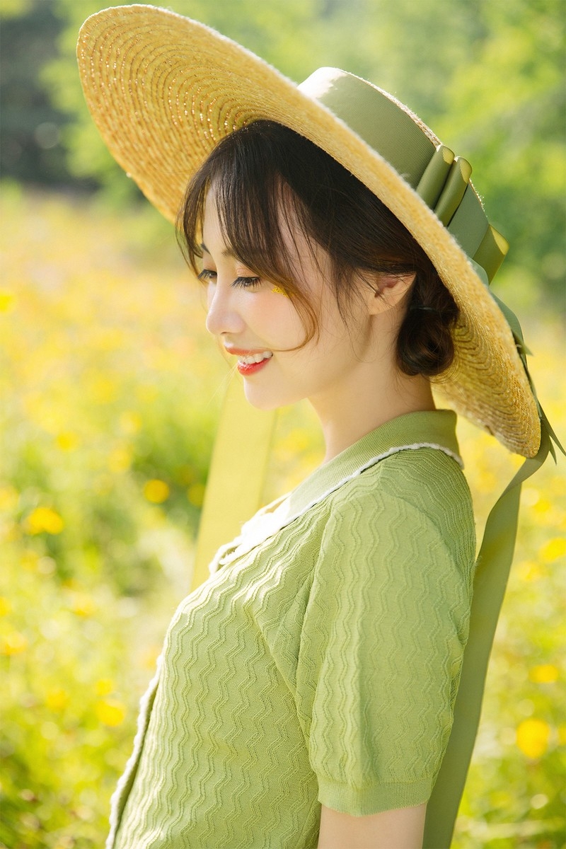 草帽美眉韩版连衣裙红唇雪肤唯美花海美女极度销魂图