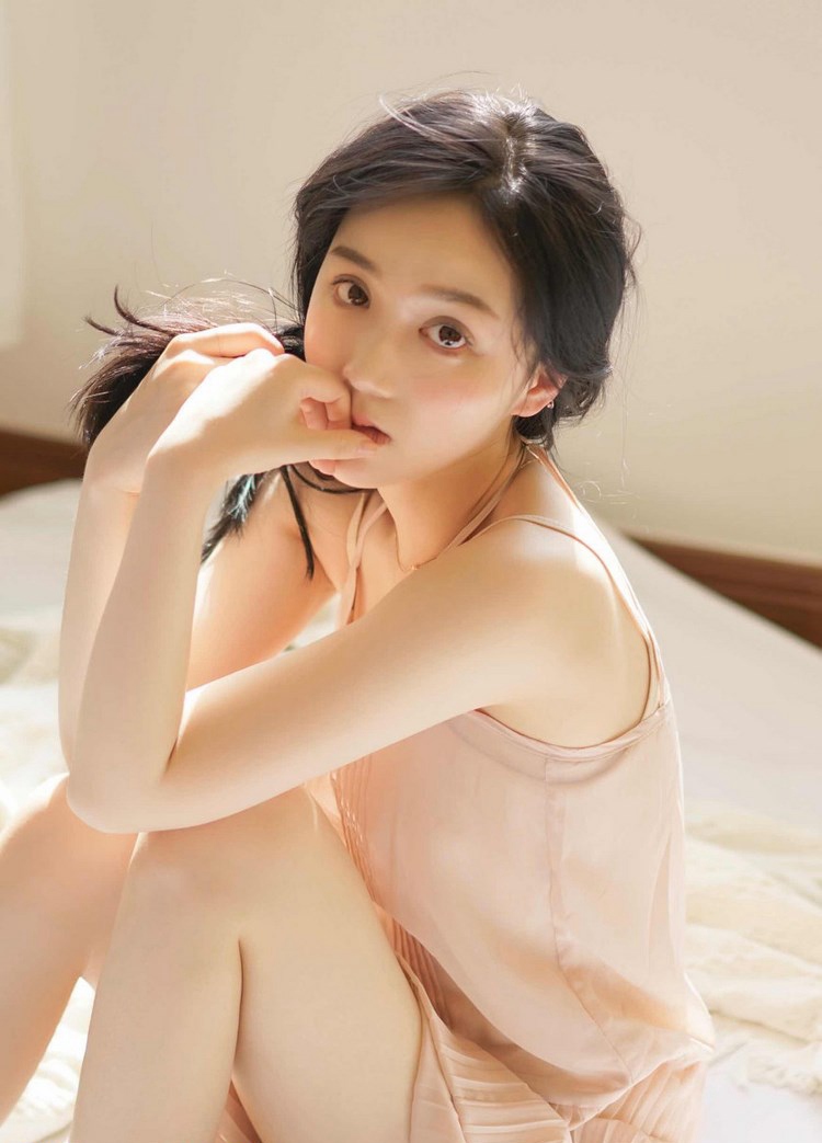 职场丽人艾儿性感OL装黑丝翘臀大尺度写真