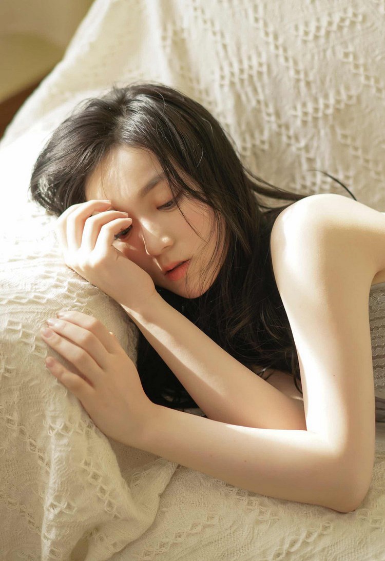 职场丽人艾儿性感OL装黑丝翘臀大尺度写真