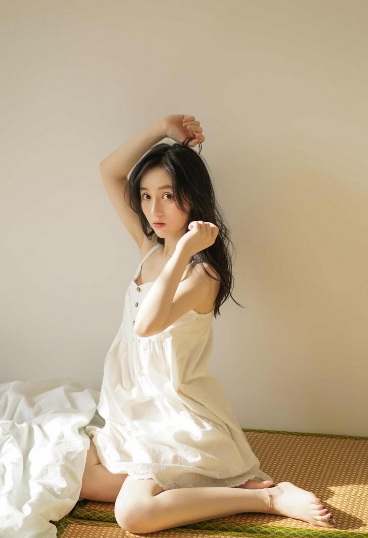 职场丽人艾儿性感OL装黑丝翘臀大尺度写真