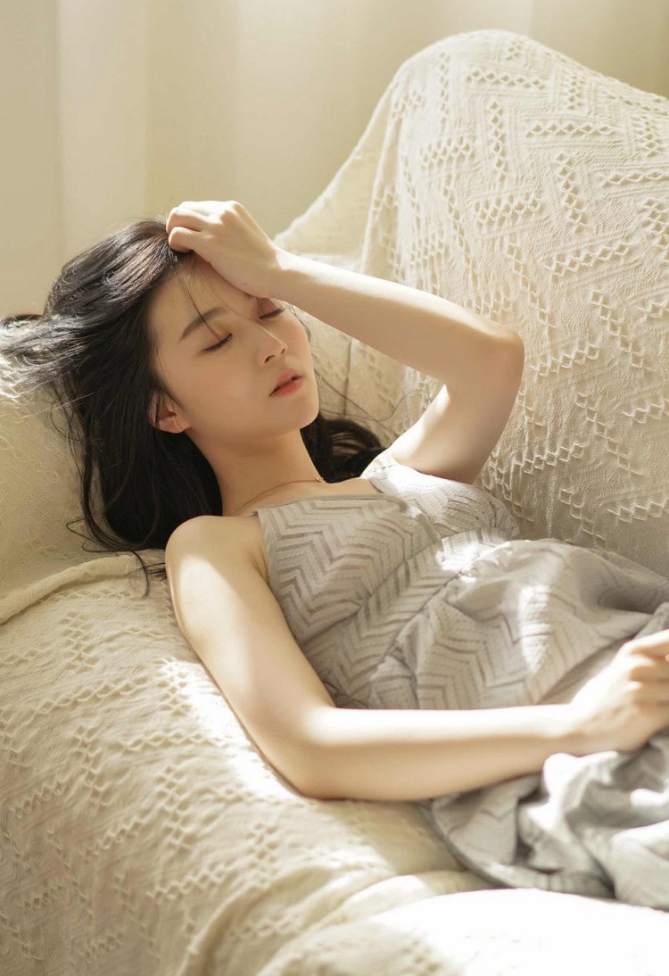 职场丽人艾儿性感OL装黑丝翘臀大尺度写真