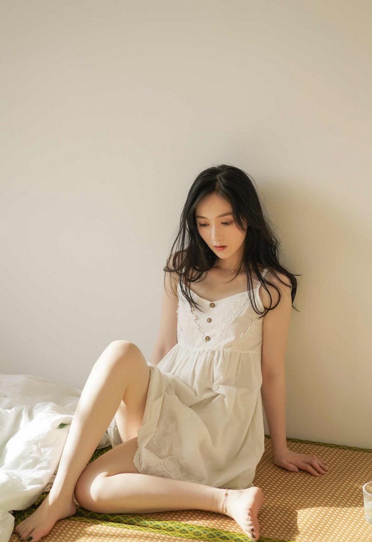 职场丽人艾儿性感OL装黑丝翘臀大尺度写真