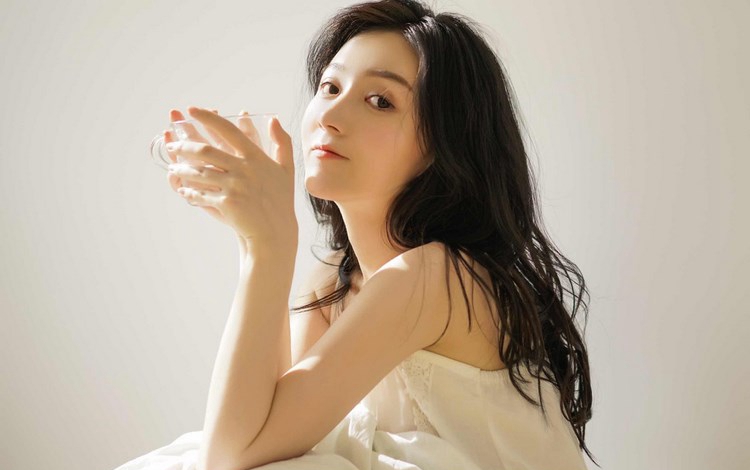 职场丽人艾儿性感OL装黑丝翘臀大尺度写真