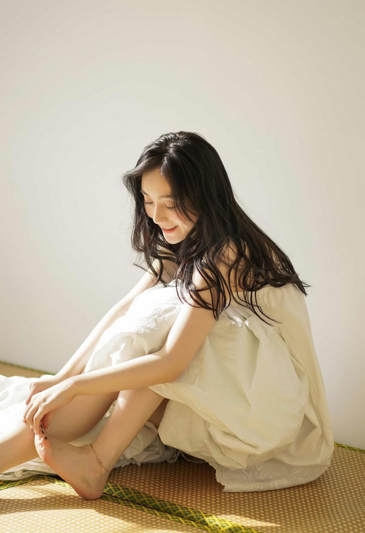 职场丽人艾儿性感OL装黑丝翘臀大尺度写真