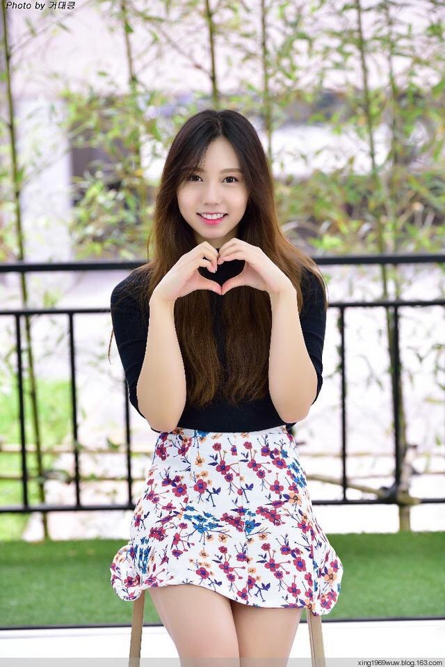 诱人的美妙人妻连体透视黑丝袜厨房里写真美图