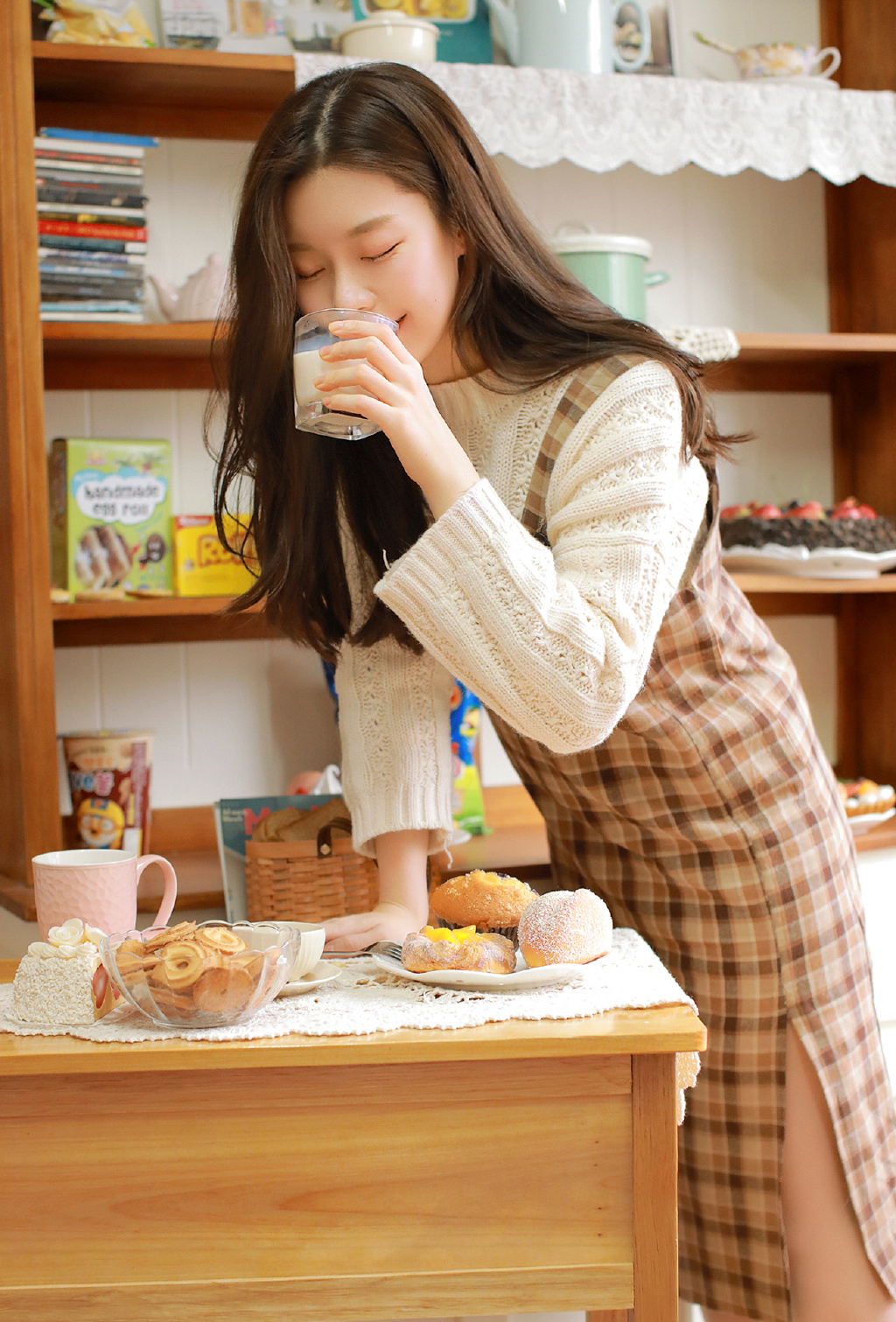 诱人的美妙人妻连体透视黑丝袜厨房里写真美图