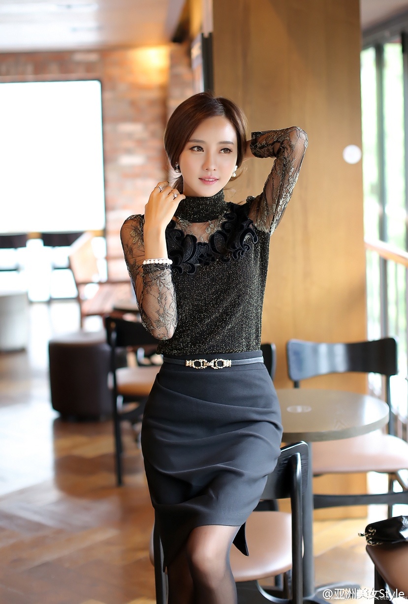 极品气质少妇黑丝美腿写真