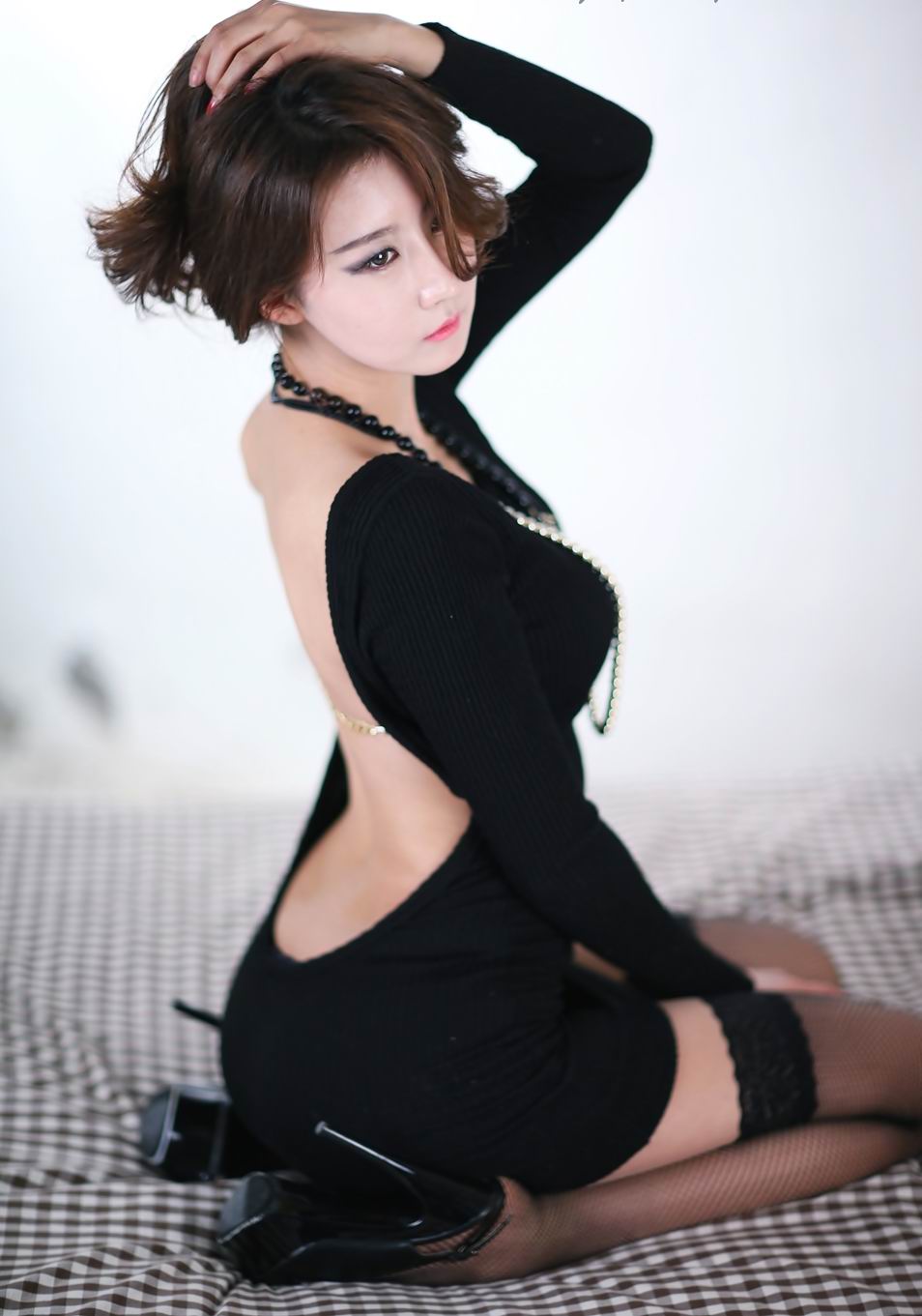 韩国水蛇腰美女丝袜诱惑露美背