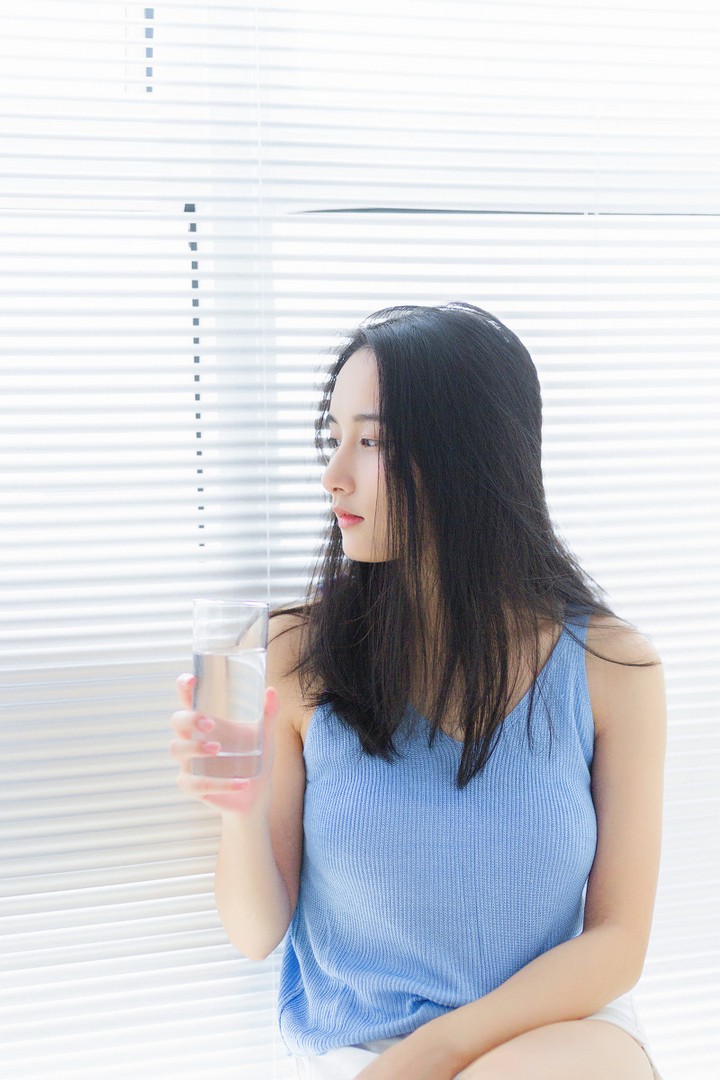 [异思趣向]丝滑透亮的玉足丝袜美足高跟鞋写真