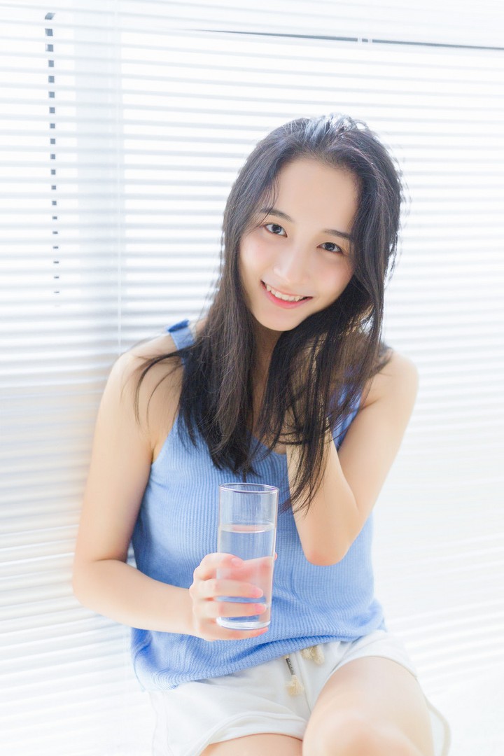 [异思趣向]丝滑透亮的玉足丝袜美足高跟鞋写真