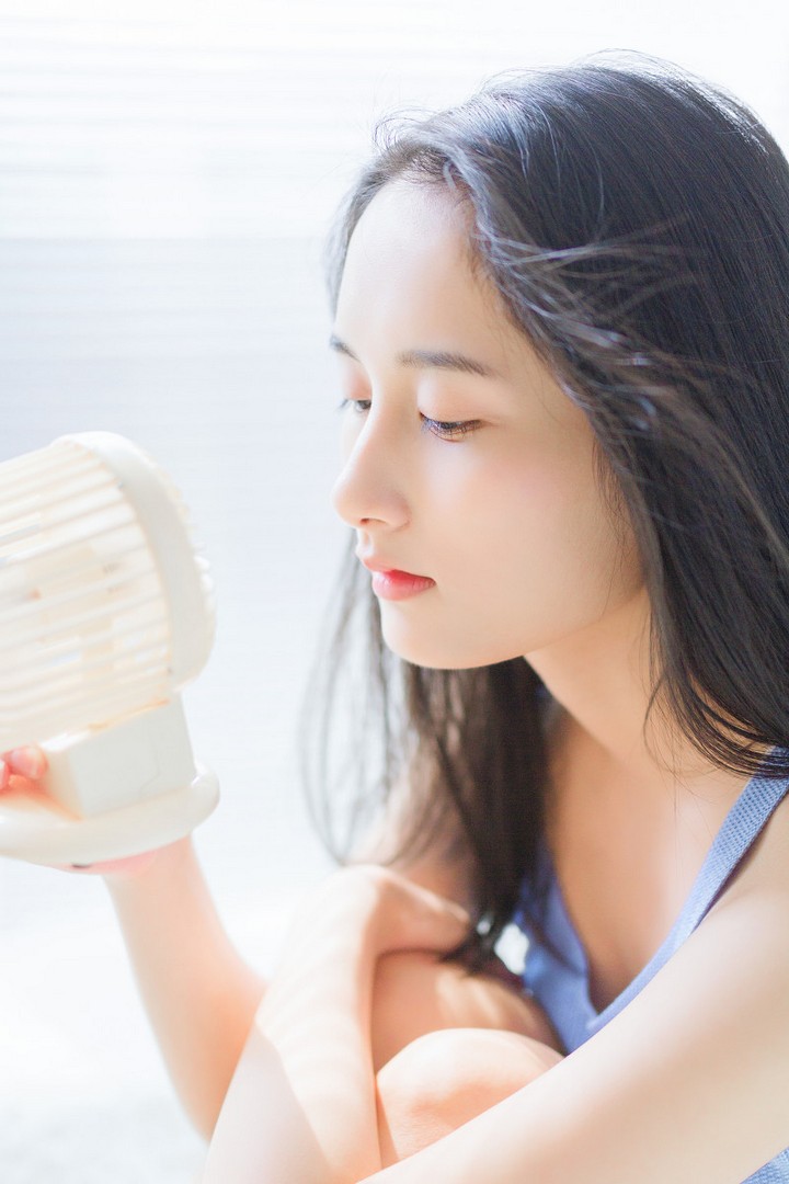 [异思趣向]丝滑透亮的玉足丝袜美足高跟鞋写真