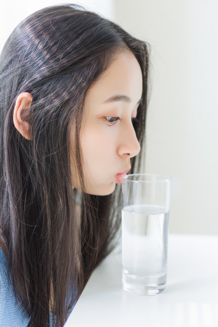 [异思趣向]丝滑透亮的玉足丝袜美足高跟鞋写真