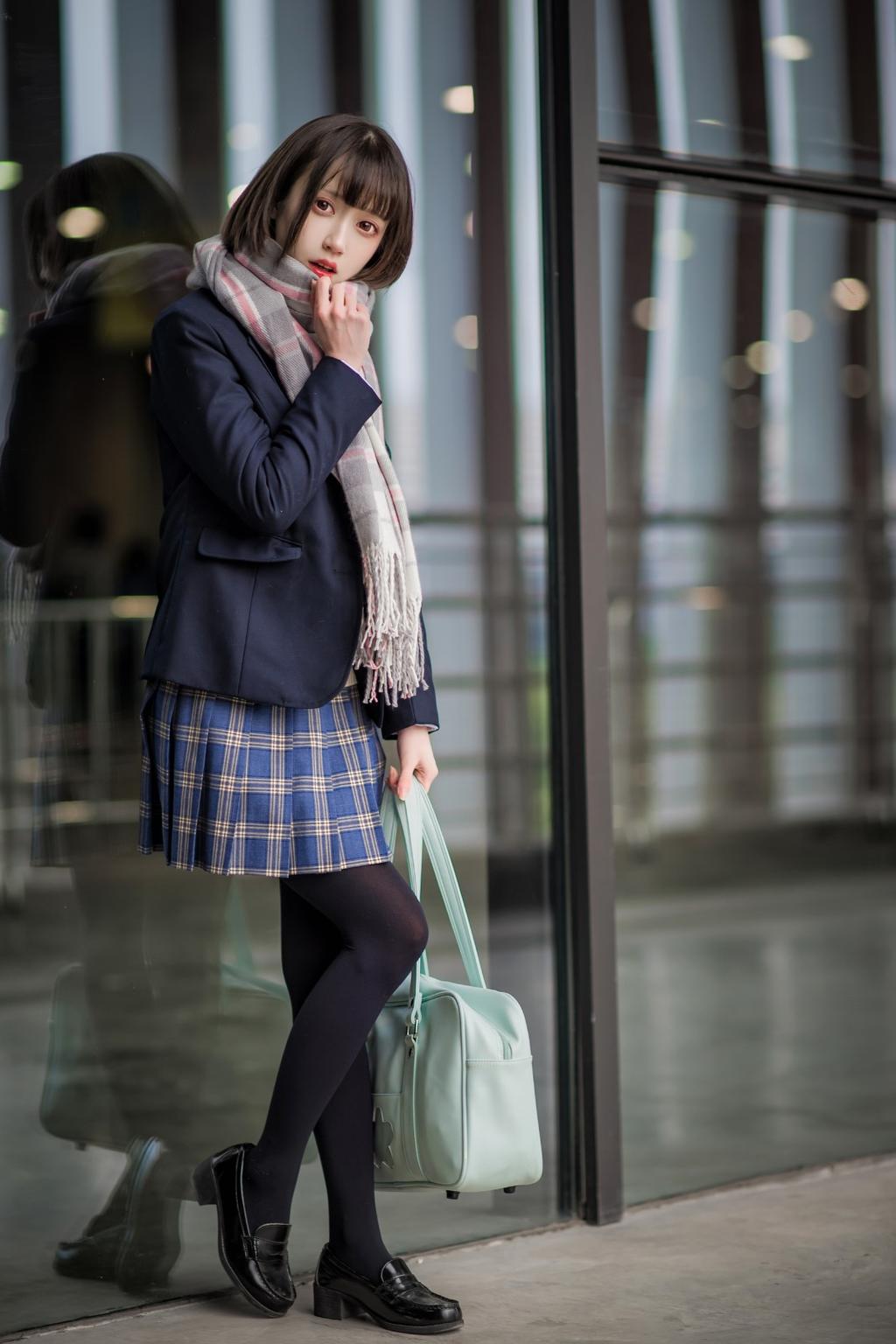 清纯妹子黑丝短裙温柔系街拍图