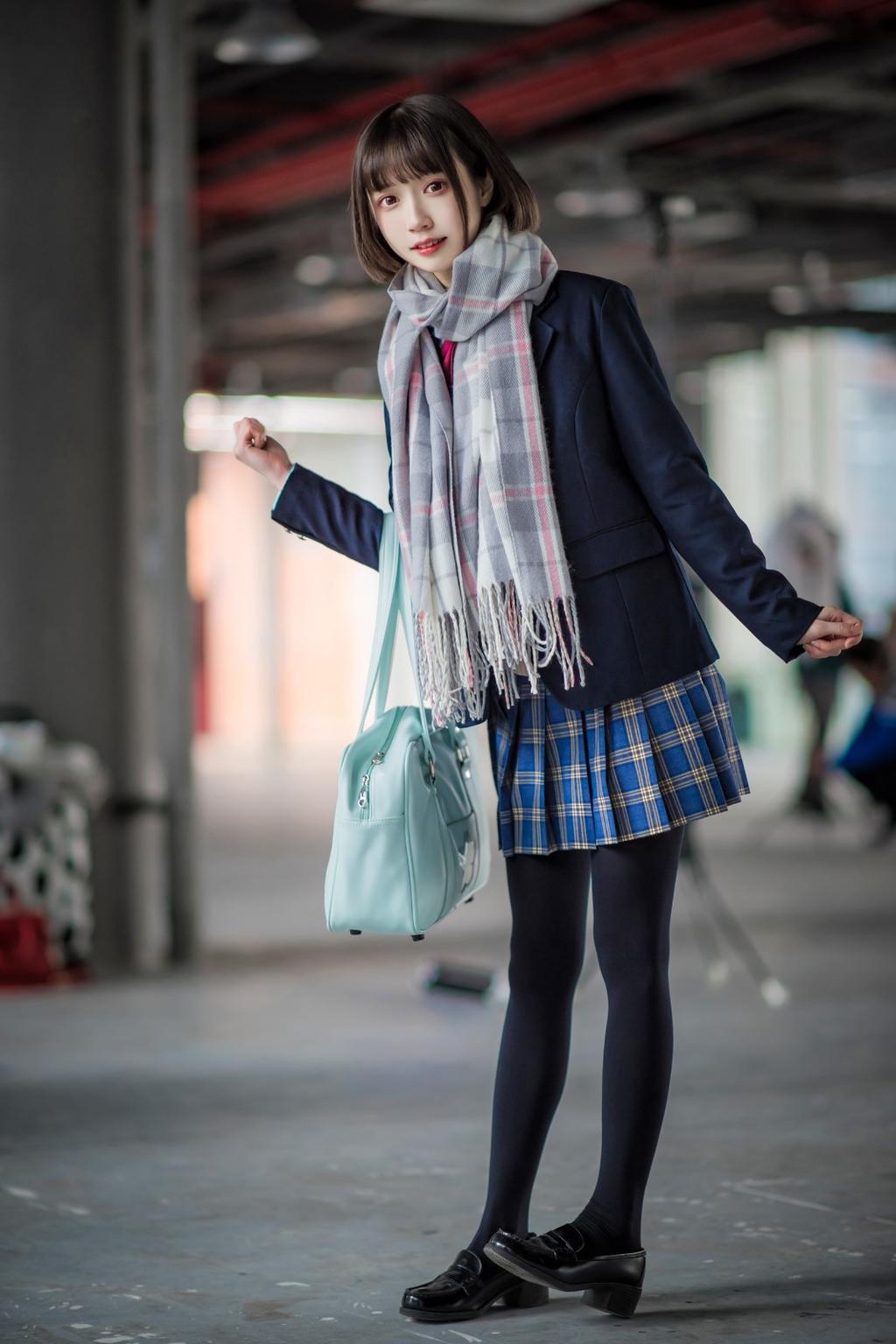 清纯妹子黑丝短裙温柔系街拍图