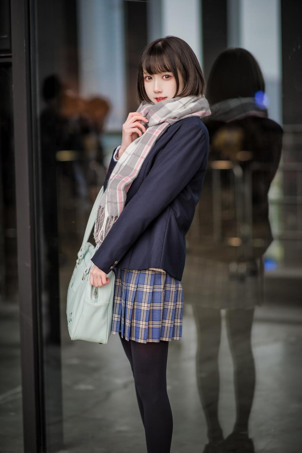 清纯妹子黑丝短裙温柔系街拍图