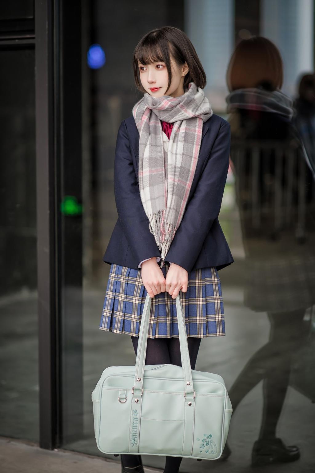 清纯妹子黑丝短裙温柔系街拍图