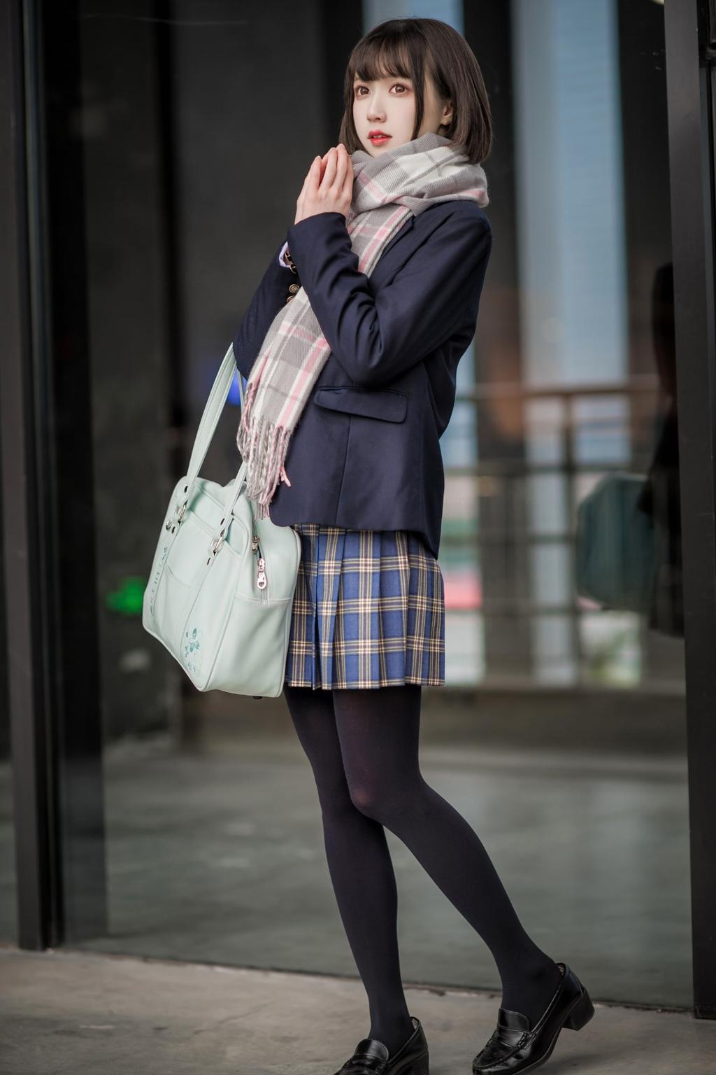 清纯妹子黑丝短裙温柔系街拍图