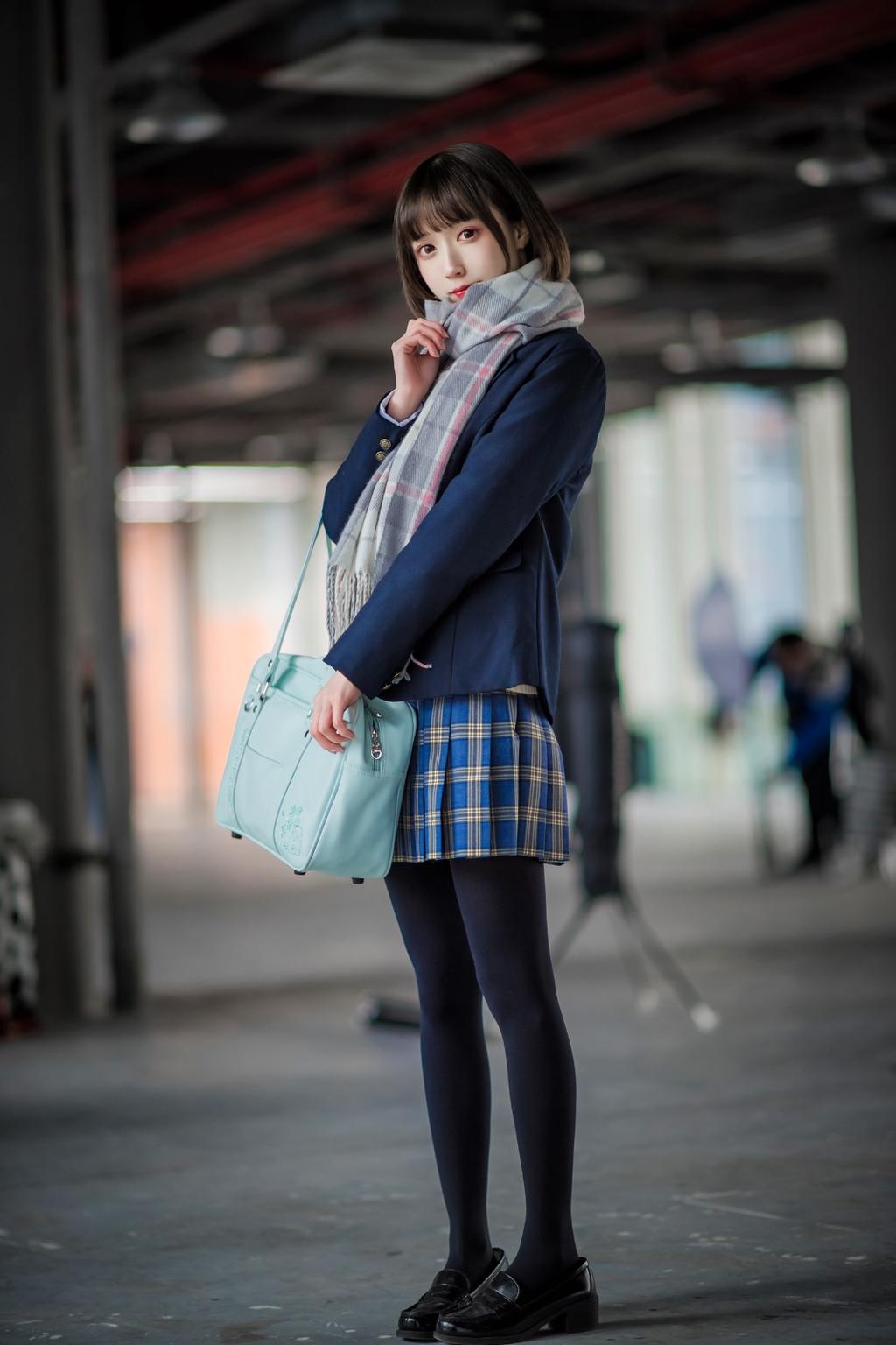 清纯妹子黑丝短裙温柔系街拍图