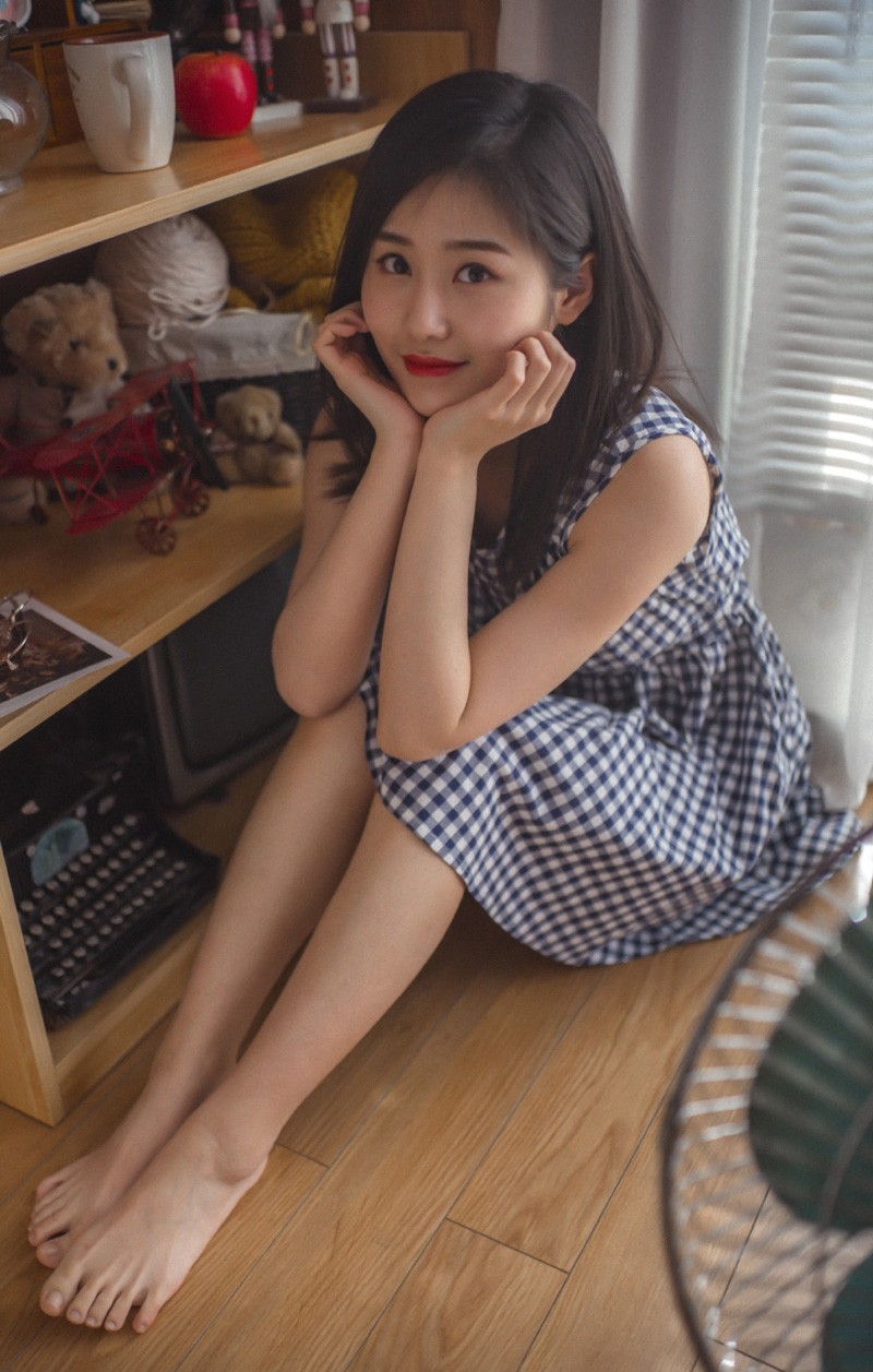 可爱美女雪纺连衣裙红唇雪肤清纯气质销魂美女图库