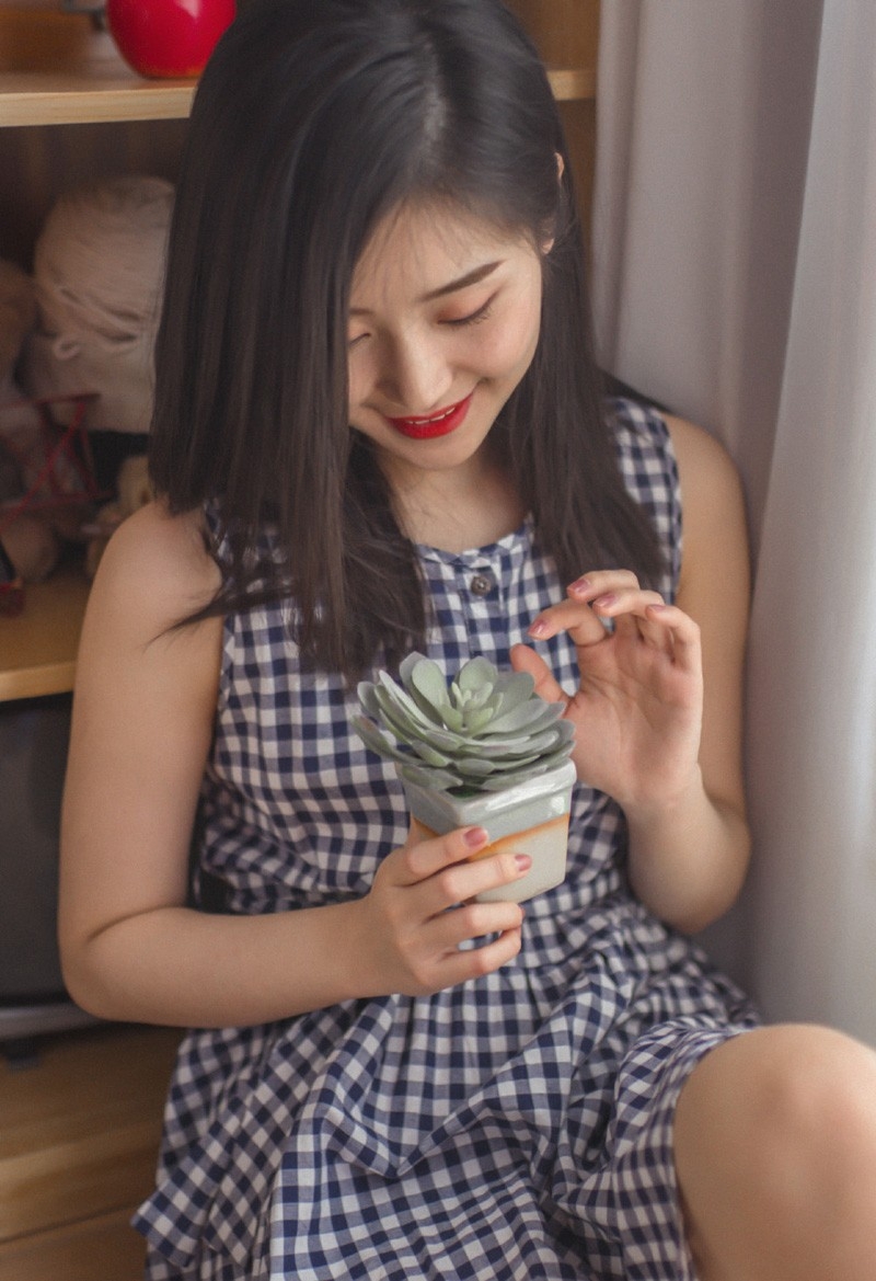 可爱美女雪纺连衣裙红唇雪肤清纯气质销魂美女图库