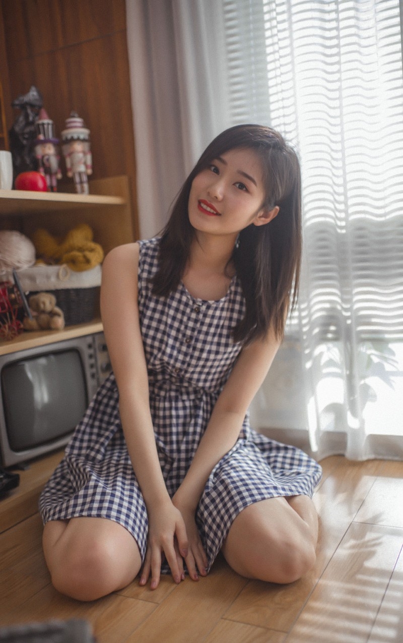 可爱美女雪纺连衣裙红唇雪肤清纯气质销魂美女图库