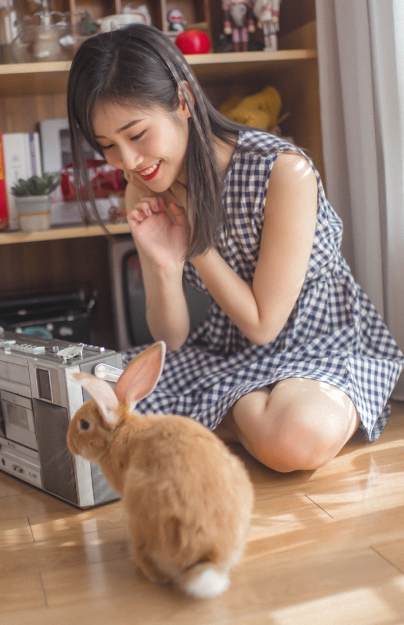 可爱美女雪纺连衣裙红唇雪肤清纯气质销魂美女图库